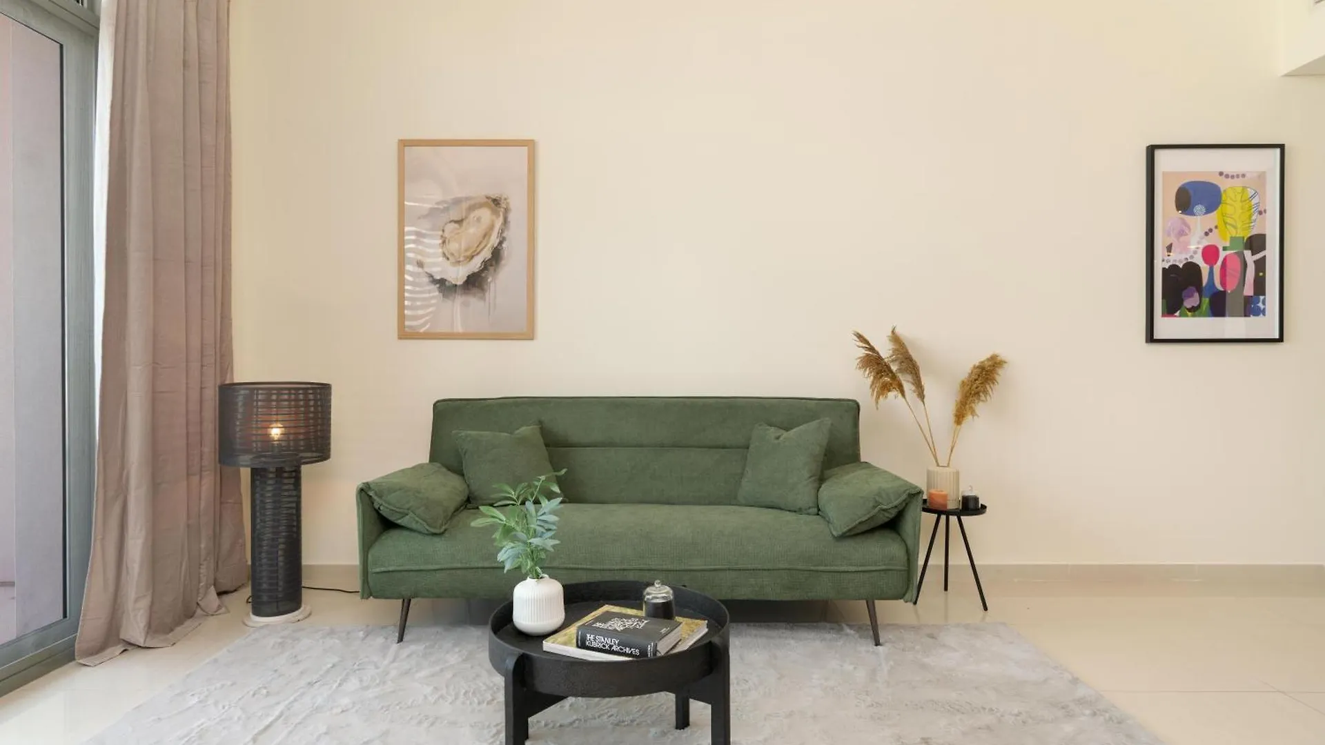 Apartment Green Oasis In Dubai - Expat Preferred Community - The Greens - The Views - Perfect For Business And Pleasure - Close To Metro - Park, Lakes And Jogging 1 Min Walk Away - Yoga Classes By The Lake - 4 People - Big Balcony - 3 Min Drive To Sheikh Zayed